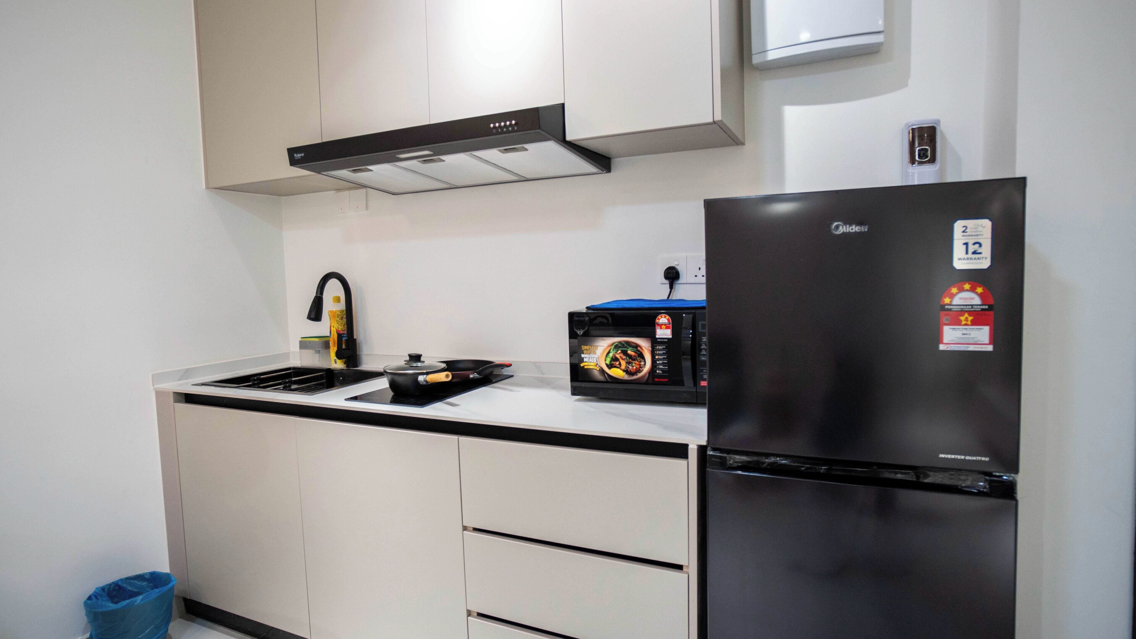 Deluxe Apartment, 1 Bedroom | Private kitchen | Fridge, microwave, stovetop, dining tables