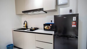 Deluxe Apartment, 1 Bedroom | Private kitchen | Fridge, microwave, stovetop, dining tables