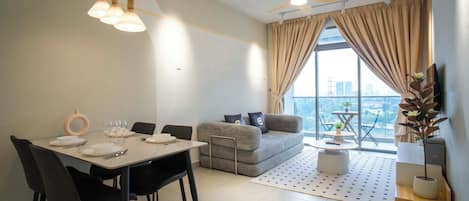 Apartment, 2 Bedrooms, Lake View | Living area