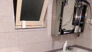 A bathroom with a toilet, bidet, and sink. - Backpackers La Casa De Payaso (Durres)