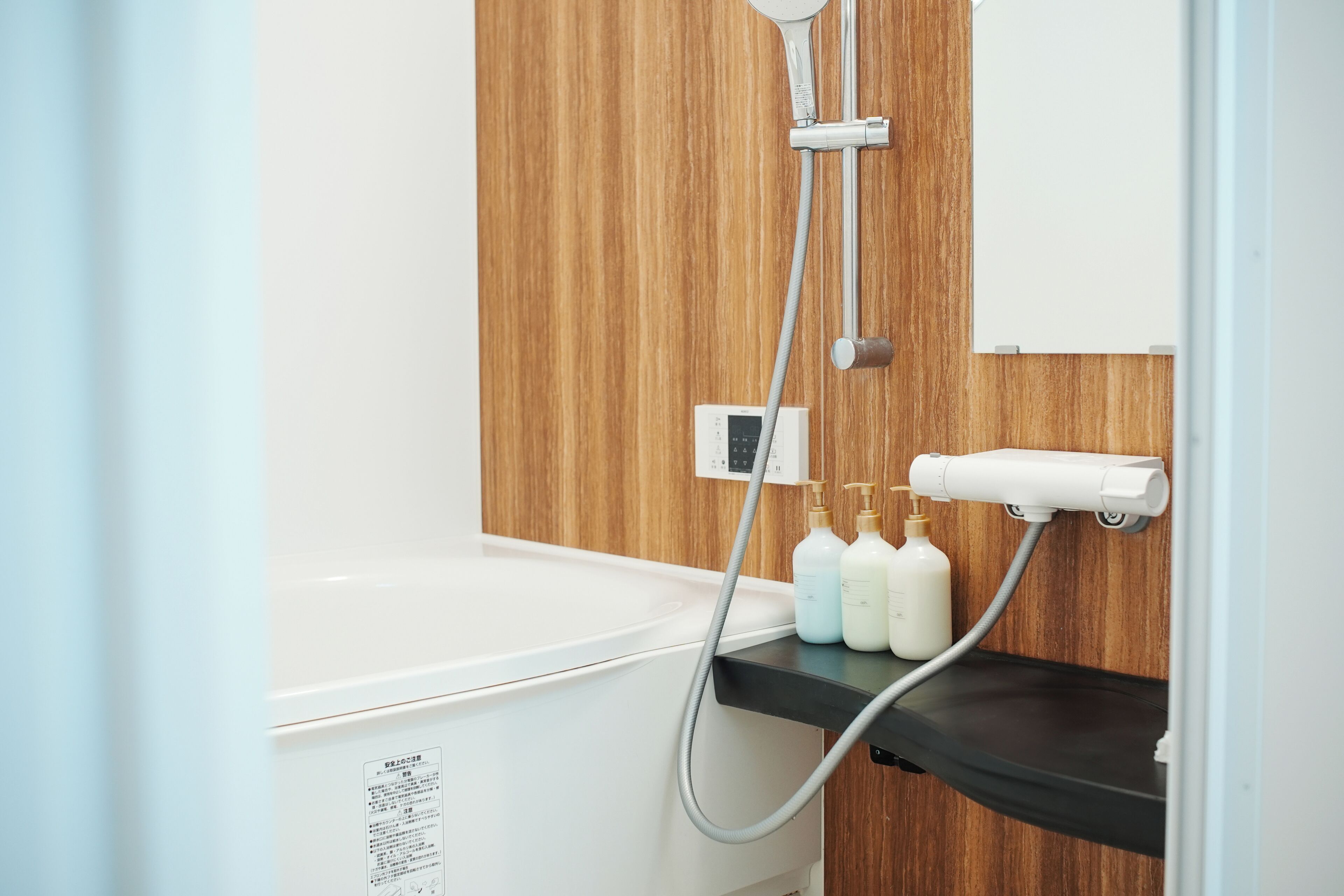 Jetted tub, hair dryer, bidet, towels