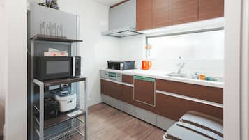 Fridge, microwave, stovetop, electric kettle