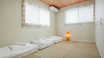 4 bedrooms, desk, travel cot, free WiFi