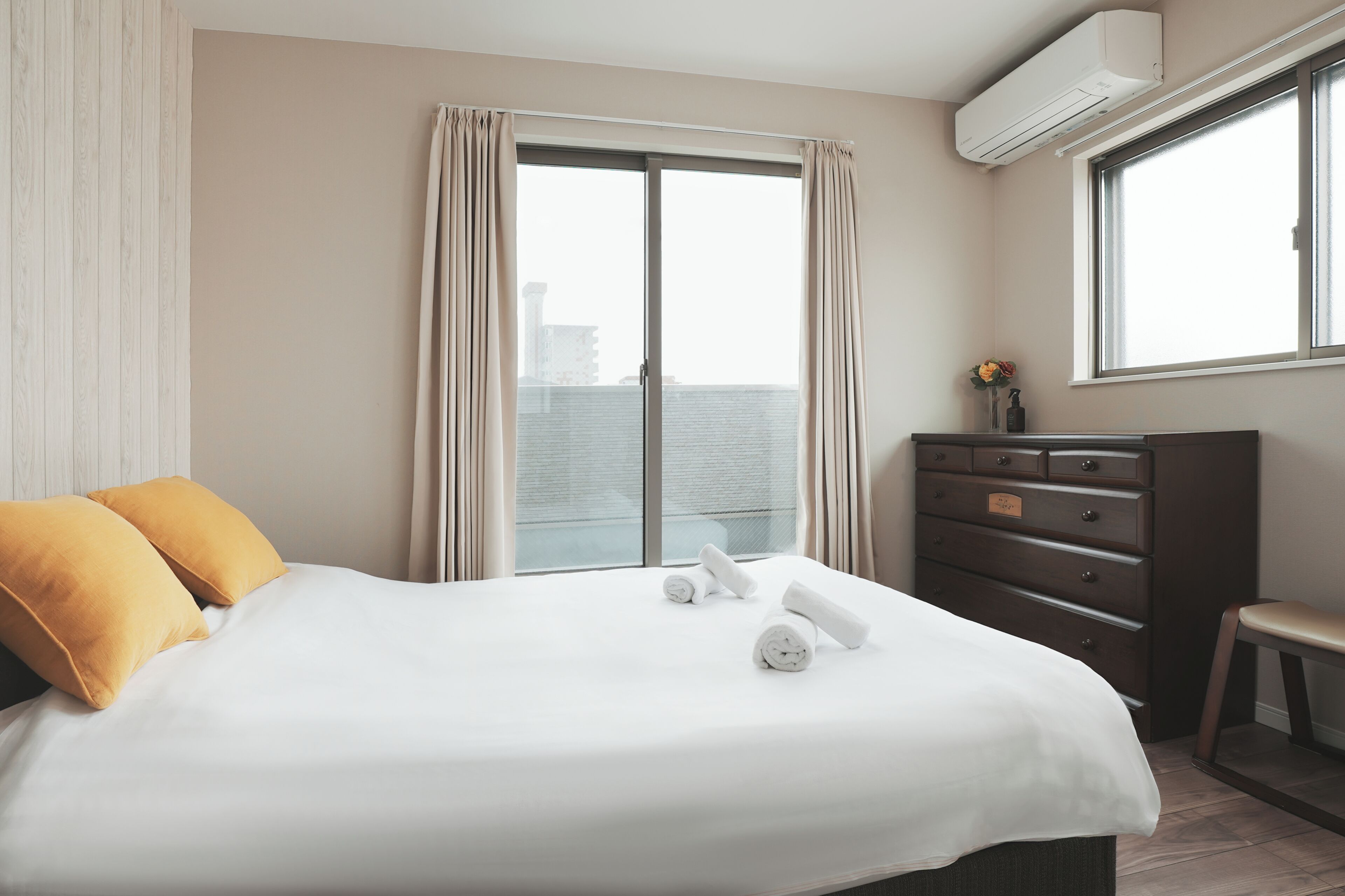 4 bedrooms, desk, travel cot, free WiFi
