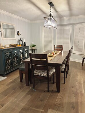 Dining - 4bd/4ba Estate House on 2 acres/South Overland Park. 35 mins to World Cup Games! (Overland Park)