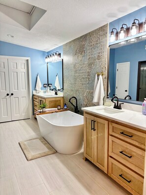Bathroom - 4bd/4ba Estate House on 2 acres/South Overland Park. 35 mins to World Cup Games! (Overland Park)