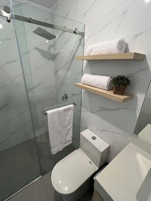 Shower, hair dryer, towels, soap - Apartment in Santiago de Surco with pool and gym (Santiago de Surco)