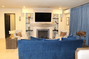 TV, fireplace - 3-Bedroom Villa - Quivira Los Cabos (Cabo San Lucas)