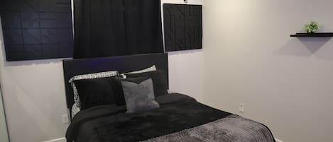 Een strijkplank/strijkijzer, wifi, beddengoed