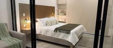 Tabla de planchar con plancha, internet y ropa de cama