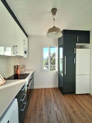 Microwave, oven, toaster, cookware/dishes/utensils - Can Andreu II apartment next to the beach (Cala Galdana)