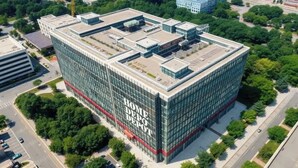 Un edificio a più piani con un cartello ben visibile che riporta 'HOME DEPOT'.
