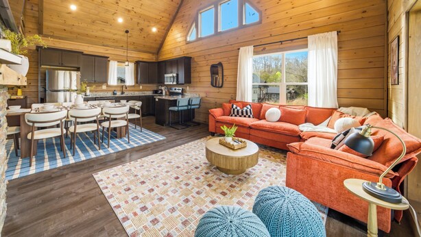 Un interior de cabaña espacioso con comedor, cocina y sala de estar.