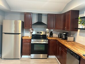 Fridge, microwave, oven, stovetop - Tranquil 3-bedroom house in Syracuse perfect for your getaway (Syracuse)