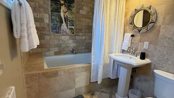 Douche, sèche-cheveux, serviettes fournies, savon
