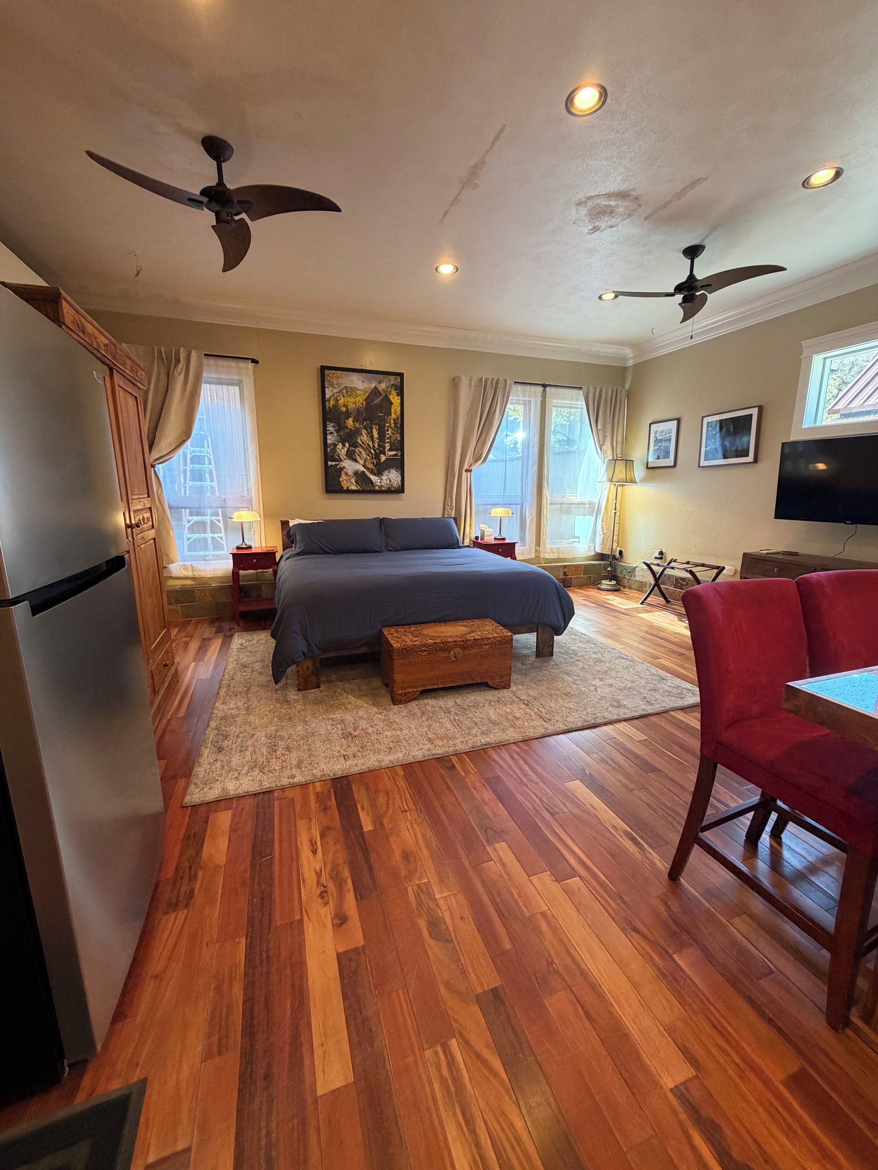 1 habitación, tabla de planchar con plancha y ropa de cama 