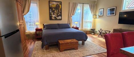 1 habitación, tabla de planchar con plancha y ropa de cama