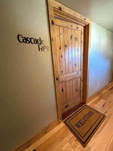 Cascade Falls / Main Street stay with A/C