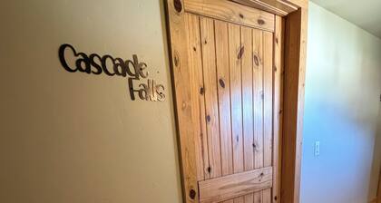 Cascade Falls / Main Street stay with A/C