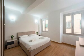 A bedroom with a bed, bedside tables, a small plant, and a window. - Vico Trau A Sestri Ponente, Genova, Italy (Genova)