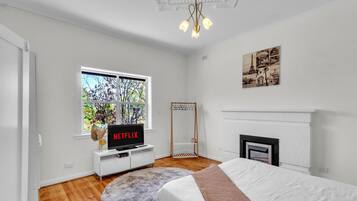 4 habitaciones, tabla de planchar con plancha, wifi y ropa de cama