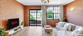 Charming Family Retreat with Arcade + Walk to Shops - Glenunga