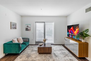 Living area - Hollywood Skyline Retreat • Parking • Gym (West Hollywood)