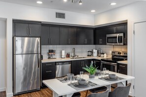 Private kitchen - Hollywood Skyline Retreat • Parking • Gym (West Hollywood)