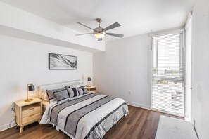 Room - Hollywood Skyline Retreat • Parking • Gym (West Hollywood)