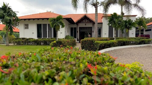 Luxury house in Villavicencio, just 10 mins from the city surrounded by nature.
