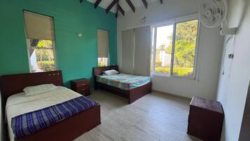 6 slaapkamers, een strijkplank/strijkijzer, wifi, beddengoed