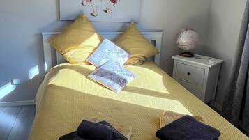 Iron/ironing board, Internet, bed sheets