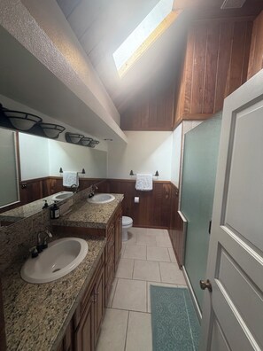 Bathroom - Charming 5-bedroom farmhouse in beautiful Buena Vista perfect for relaxing (Buena Vista)