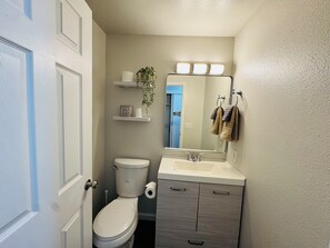 Hair dryer, towels, soap, toilet paper - Tucked On the Hill_2 Bed Exec. stay (Tukwila)