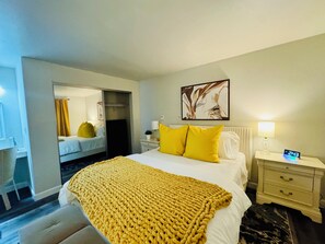 2 bedrooms, desk, iron/ironing board, free WiFi - Tucked On the Hill_2 Bed Exec. stay (Tukwila)