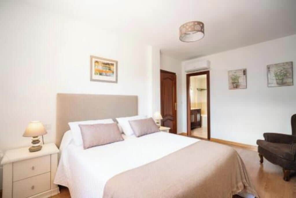 3 chambres, fer et planche à repasser, Wi-Fi, draps fournis