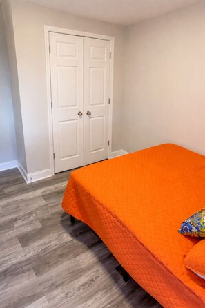 3 bedrooms, free WiFi, bed sheets - Nashville Escape - Sleeps 8 - Minutes to Broadway (Nashville)
