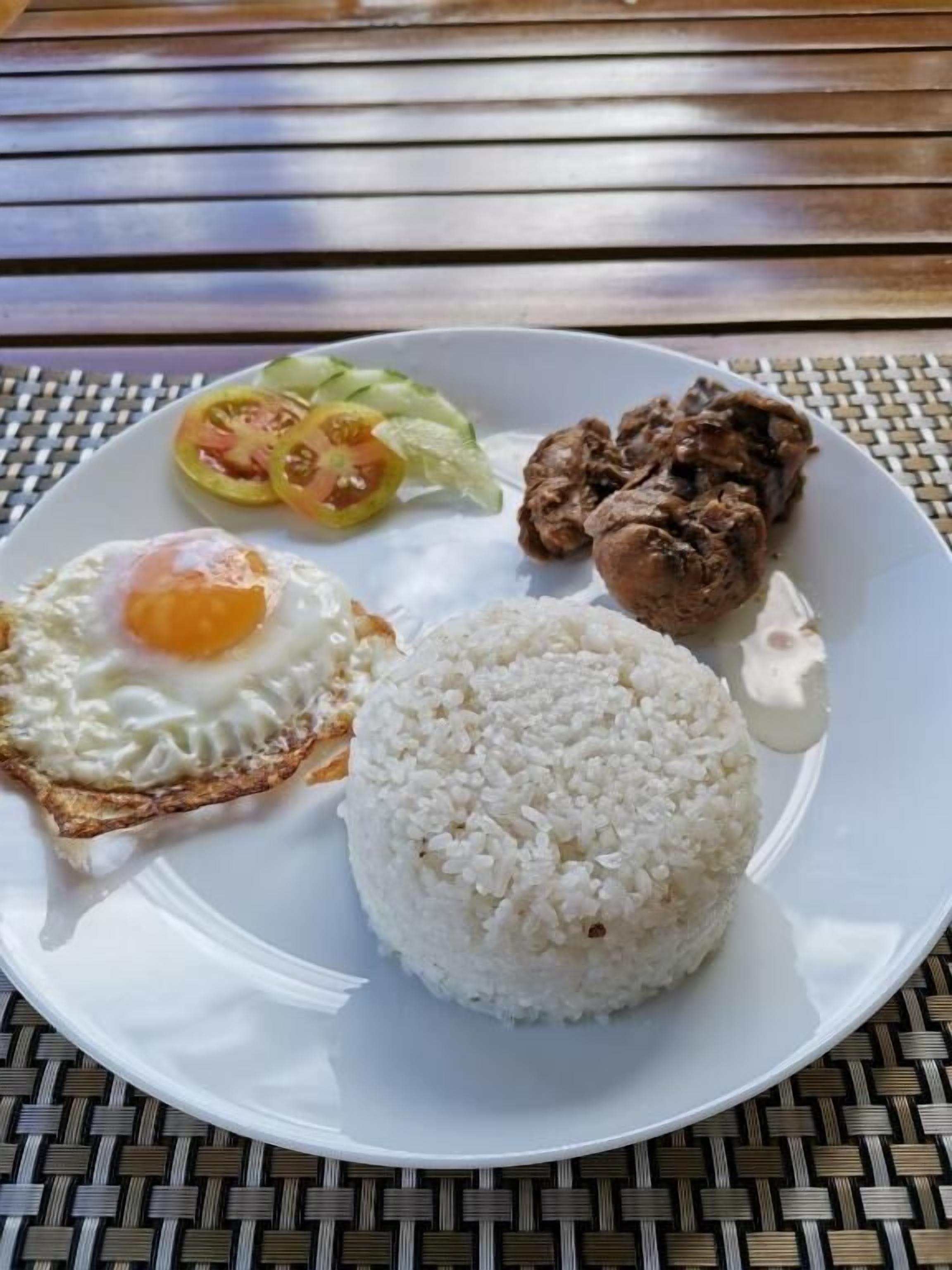 Esmorzar diari de cuina local gratuït 