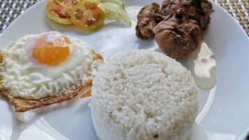 Esmorzar diari de cuina local gratuït