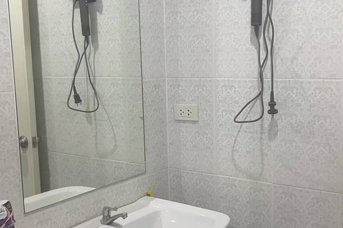 Yhteismajoitus, parveke, kaupunkinäköala | Kylpyhuone