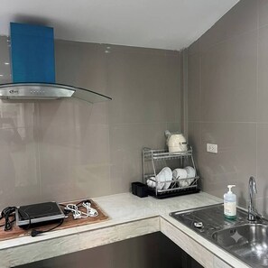 大型冰箱、微波爐、烤箱、鍋具/餐盤/廚房用品