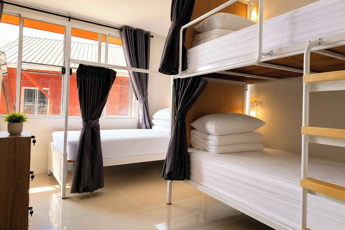 Felles sovesal, balkong, byutsikt (3 Beds Mixed) | Italienske Frette-laken, sengetøy av topp kvalitet og dundyner