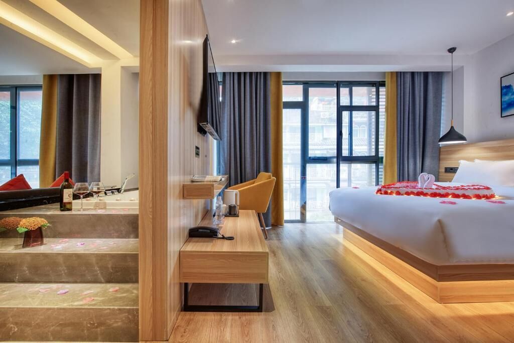 Superior Suite, Mountain View | Blackout drapes, soundproofing, free WiFi