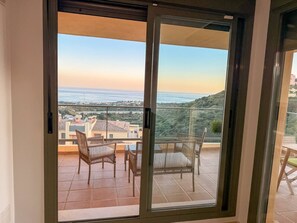 Interior - Casa Colon: Spacious 2BR flat- Sea Views & Terrace (Mijas)
