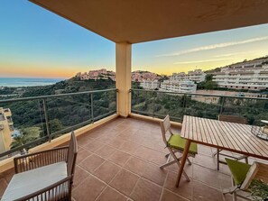 Outdoor dining - Casa Colon: Spacious 2BR flat- Sea Views & Terrace (Mijas)