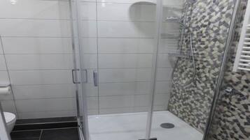 Haartrockner, Handtücher, Seife, Toilettenpapier