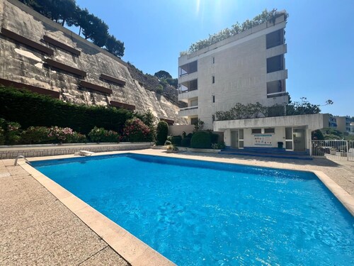 Dans les hauteurs de Cassis, studio au calme avec parking privé et piscine.