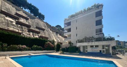 Dans les hauteurs de Cassis, studio au calme avec parking privé et piscine.