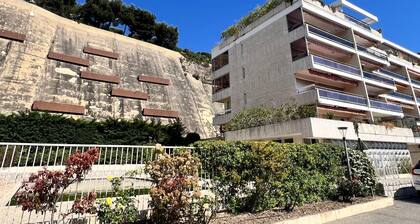 Dans les hauteurs de Cassis, studio au calme avec parking privé et piscine.