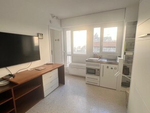 Interior - In the heights of Cassis, quiet studio with private parking and swimming pool. (Cassis)